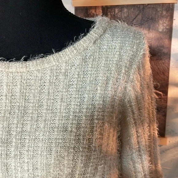 Mystree fussy cream sweater size medium - Picture 6 of 10